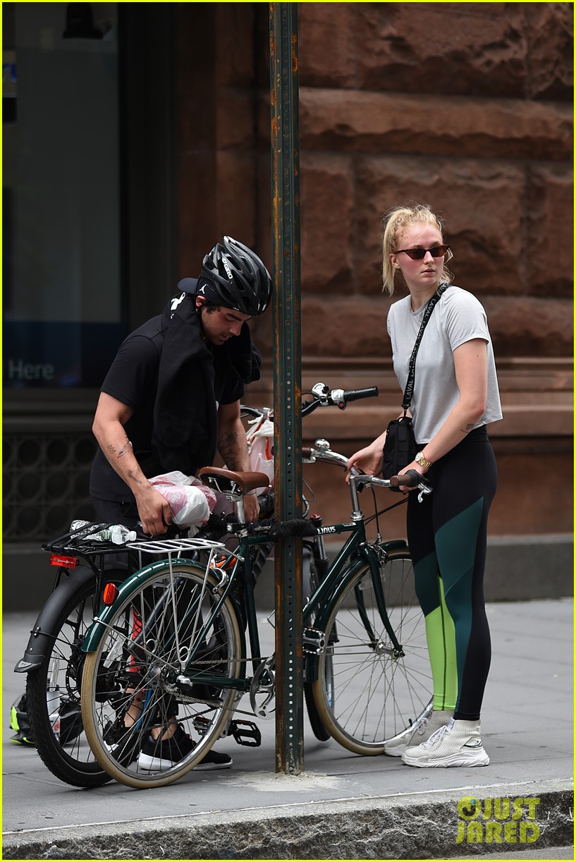 Full Sized Photo Of Joe Jonas Sophie Turner Bike Manhattan July 2018 03 Joe Jonas And Sophie 