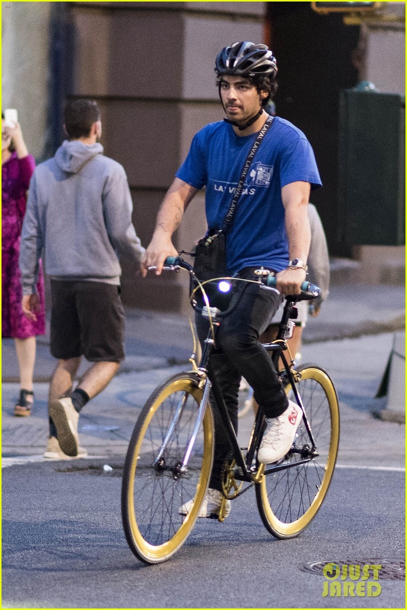 Full Sized Photo Of Joe Jonas Sophie Turner Bike Ride 07 Joe Jonas And Sophie Turner Ride Their 