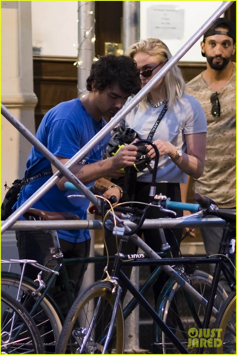 Full Sized Photo of joe jonas sophie turner bike ride 17 | Joe Jonas
