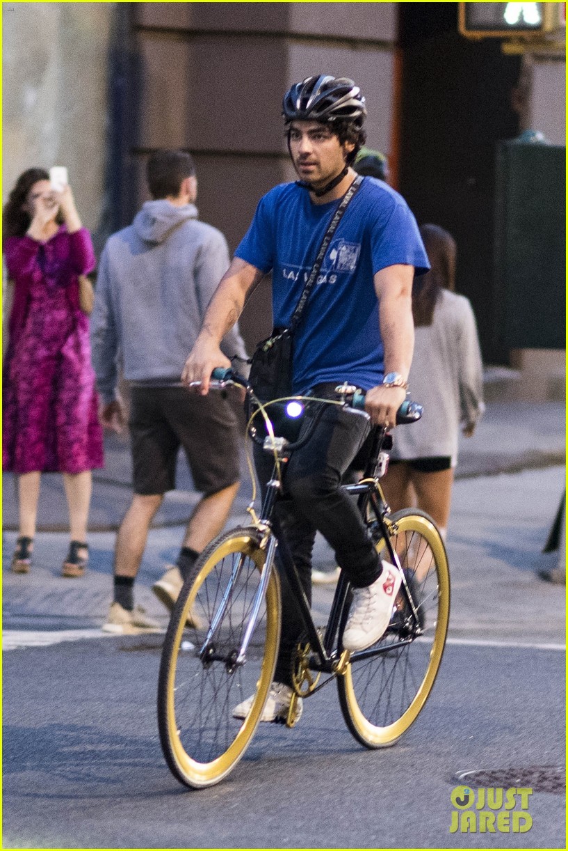 Joe Jonas And Sophie Turner Ride Their Bikes Home After Getting Tattoos Photo 1173943 Photo 