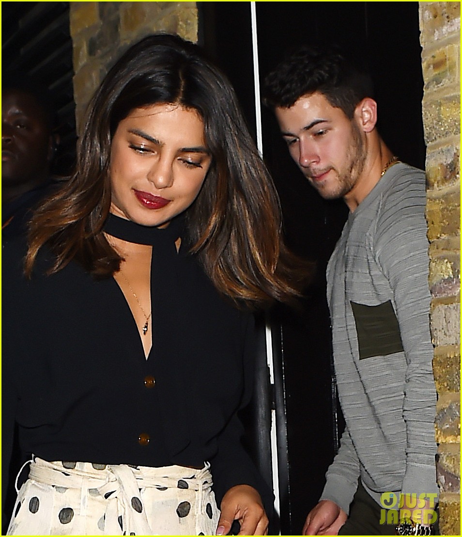 Nick Jonas Enjoys a London Date Night with Priyanka Chopra Photo(02)