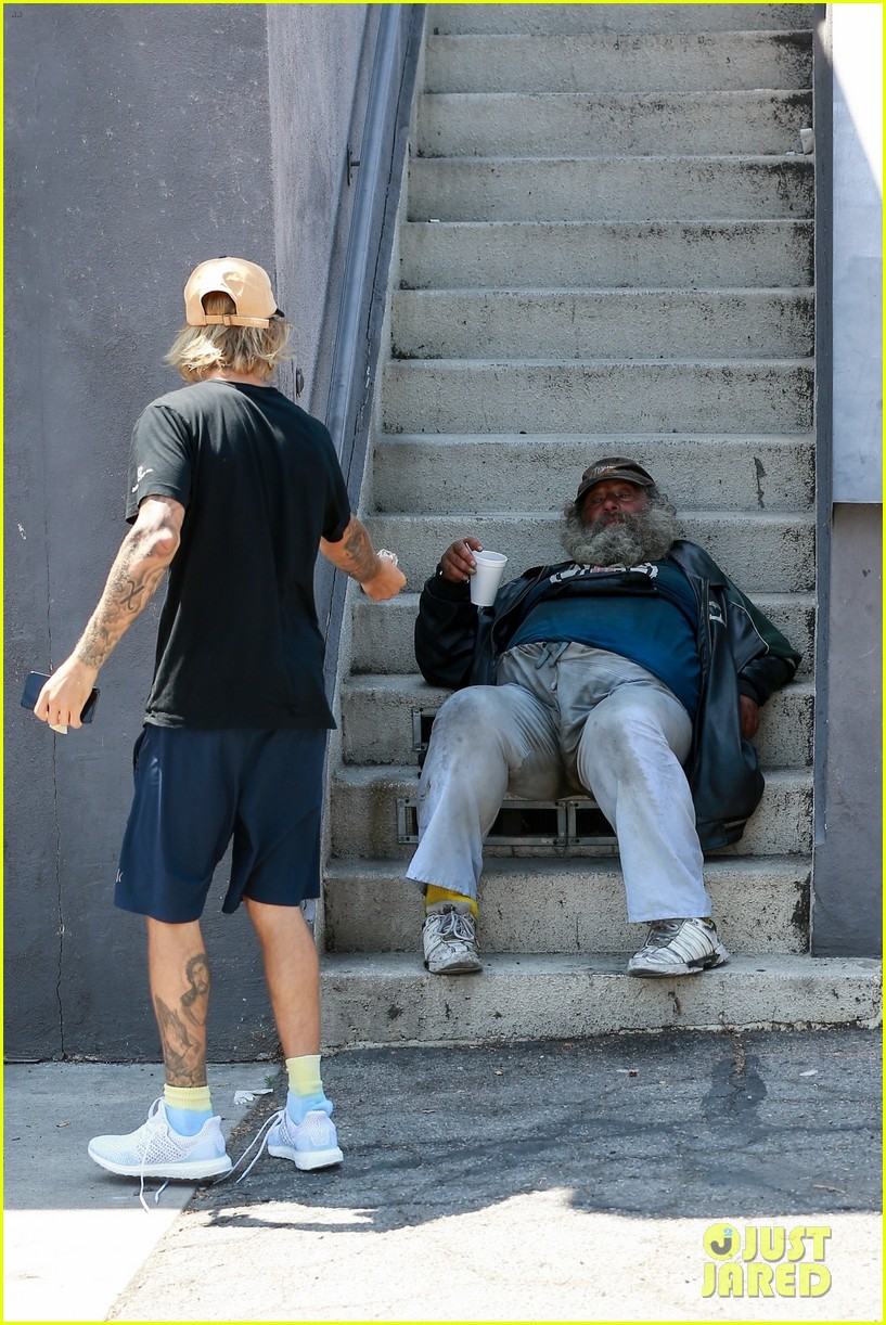 Justin Bieber Hands Money to a Homeless Man While Out to Lunch in LA