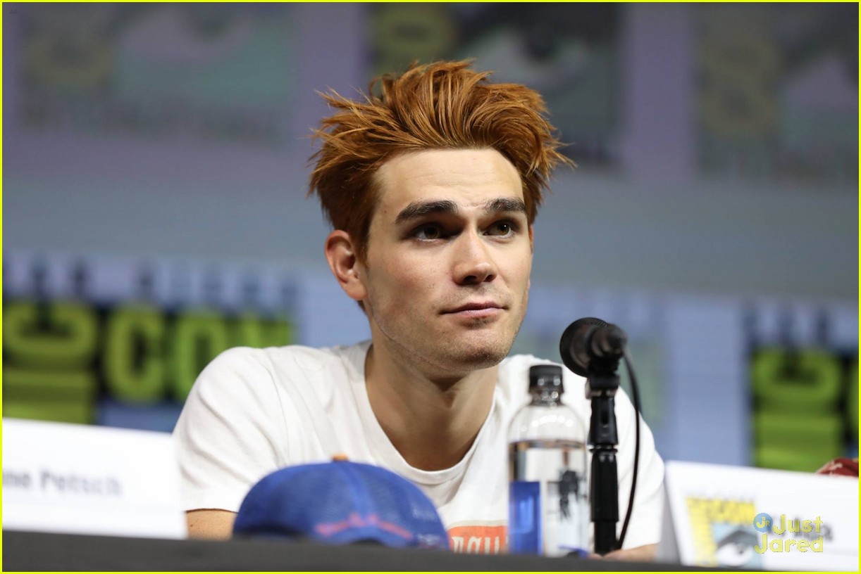 KJ Apa Wants More of These Scenes in 'Riverdale' Season 3 | Photo ...