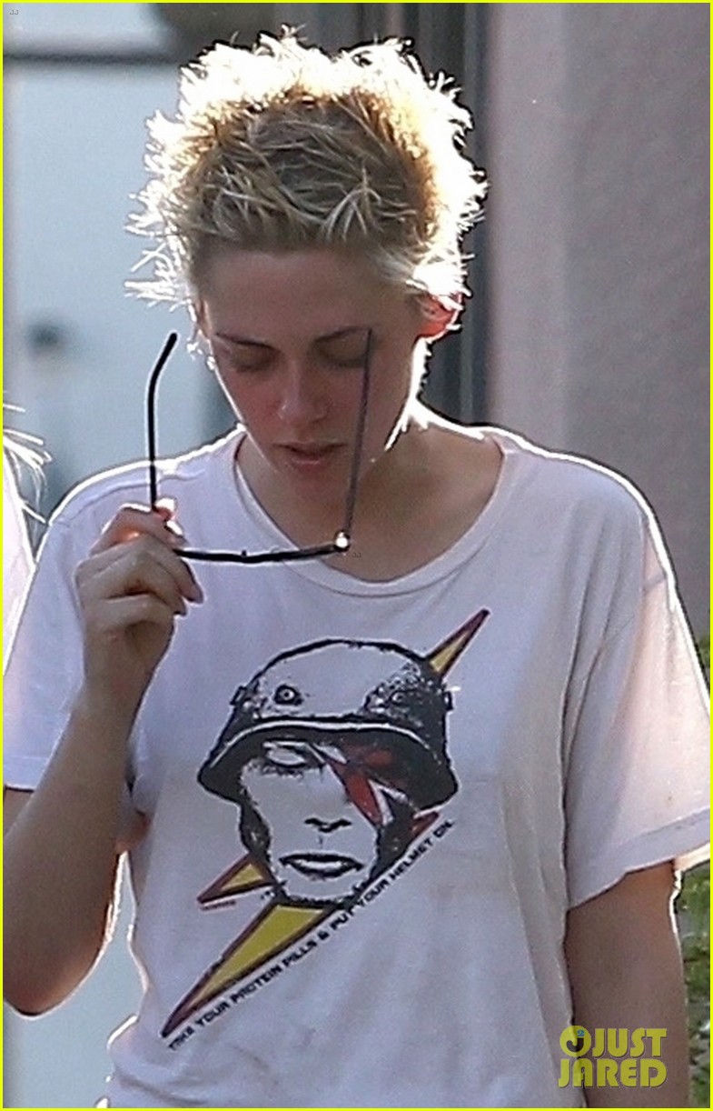 kristen stewart sports david bowie while out with stella maxwell 04