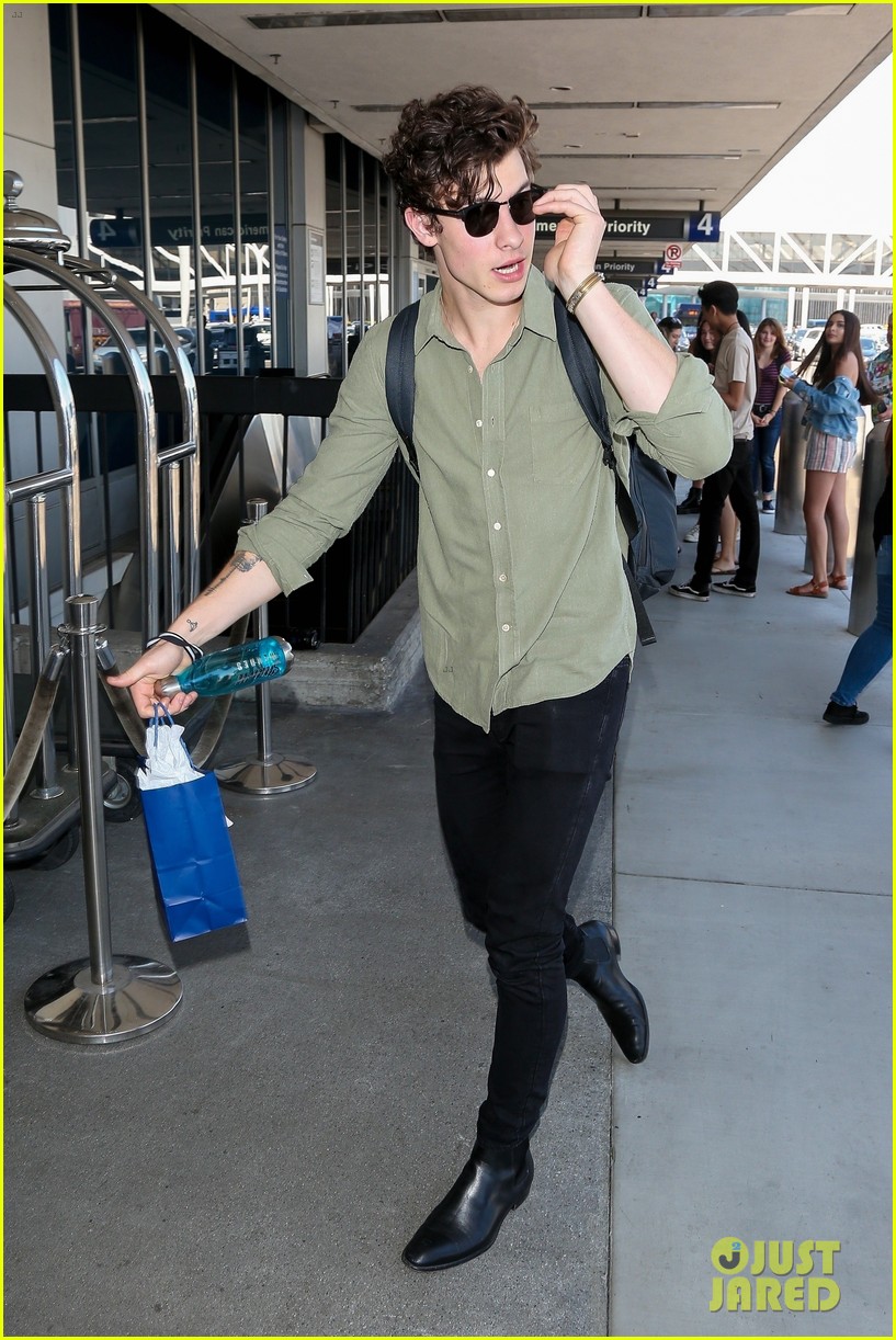 shawn mendes hangs out with fans ahead of flight out of lax 01