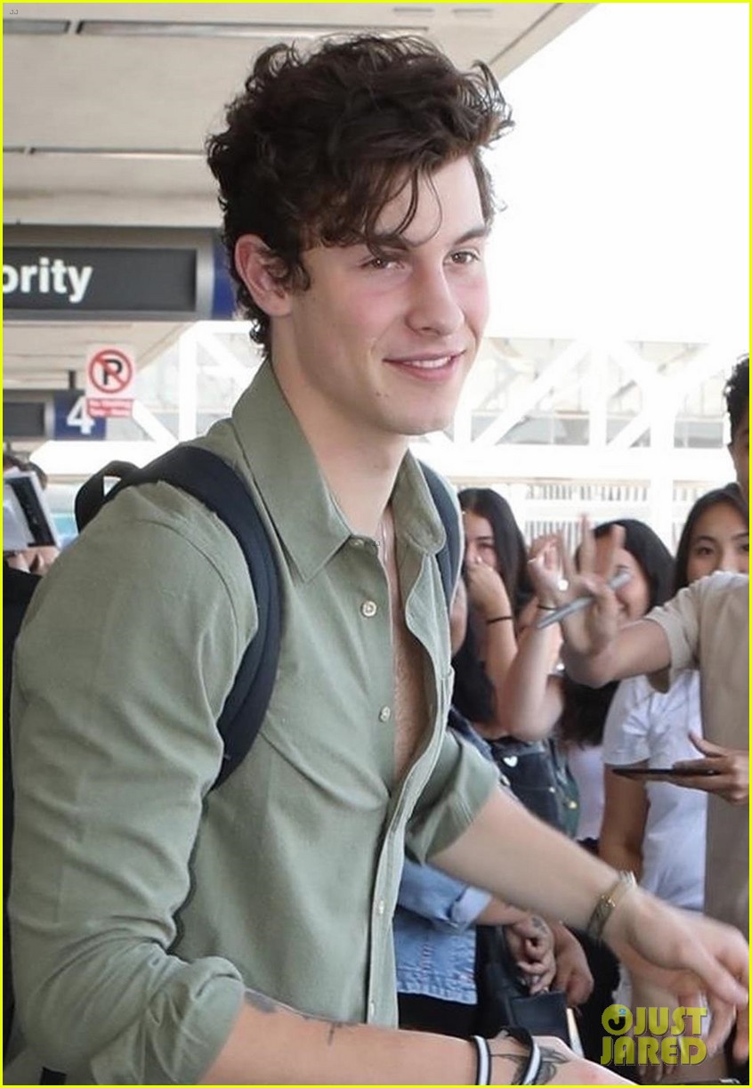 shawn mendes hangs out with fans ahead of flight out of lax 02