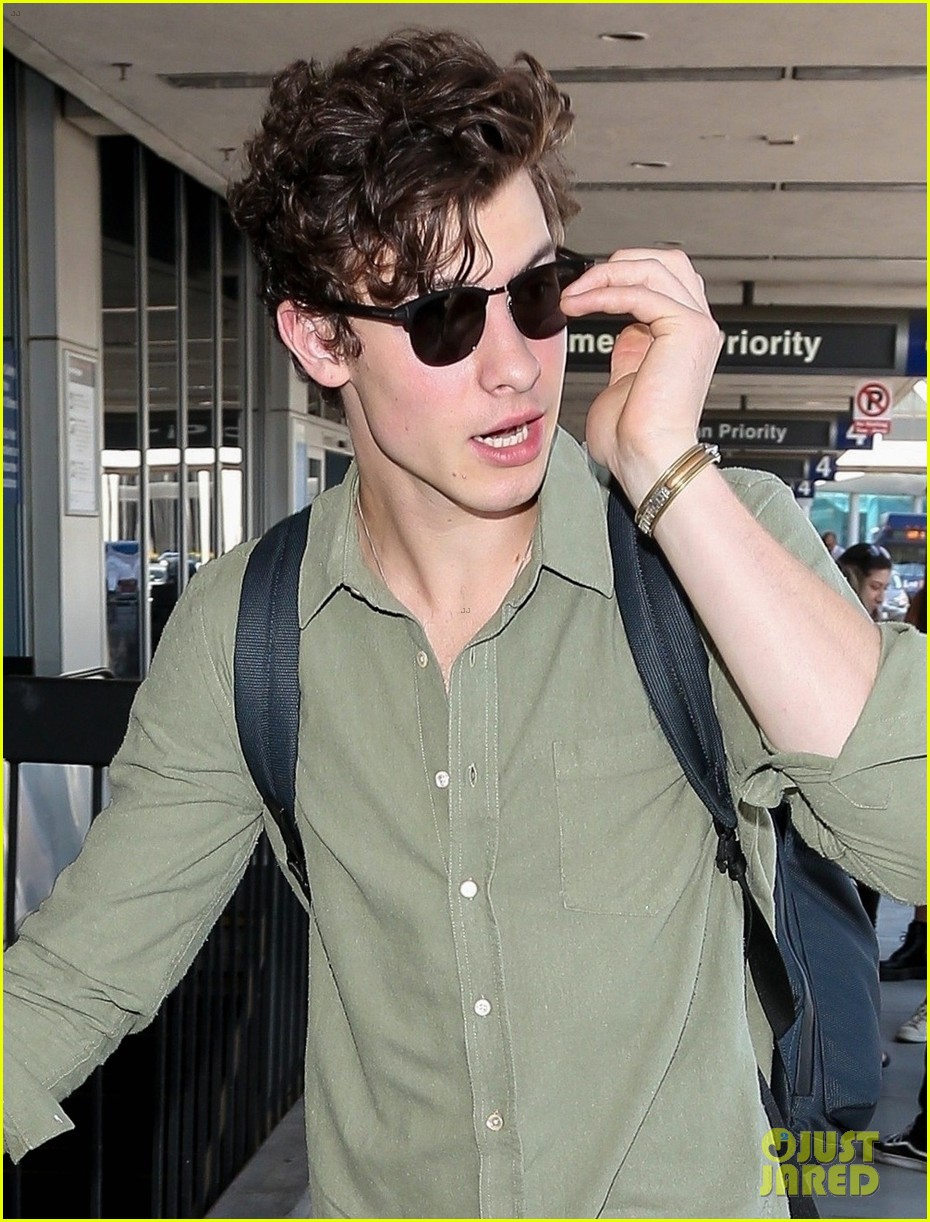 shawn mendes hangs out with fans ahead of flight out of lax 04