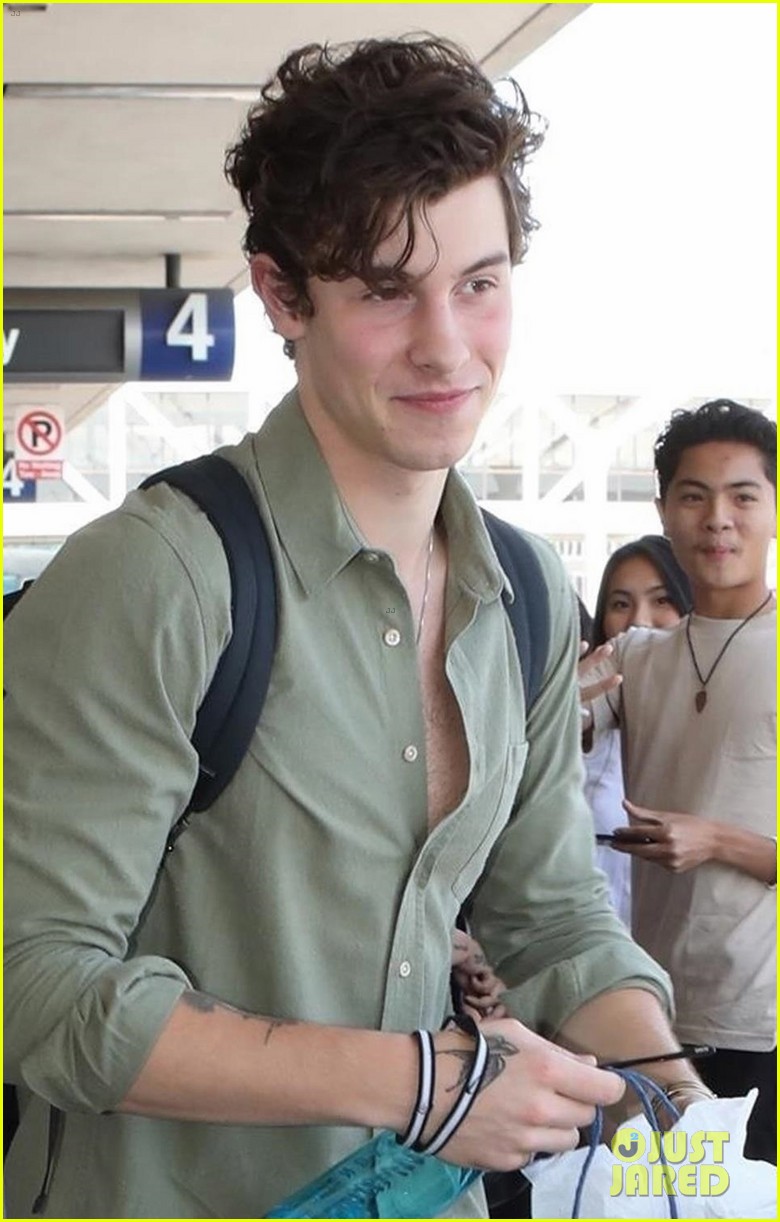 shawn mendes hangs out with fans ahead of flight out of lax 06