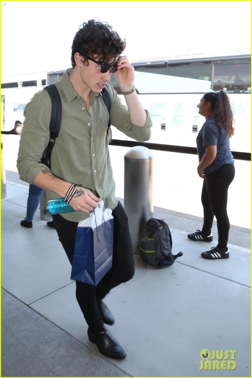 shawn mendes hangs out with fans ahead of flight out of lax 07