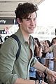shawn mendes hangs out with fans ahead of flight out of lax 02