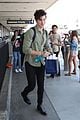shawn mendes hangs out with fans ahead of flight out of lax 03