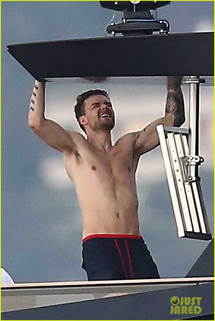 Full Sized Photo Of Liam Payne Dances Works Out While Shirtless On A Yacht 02 Liam Payne S