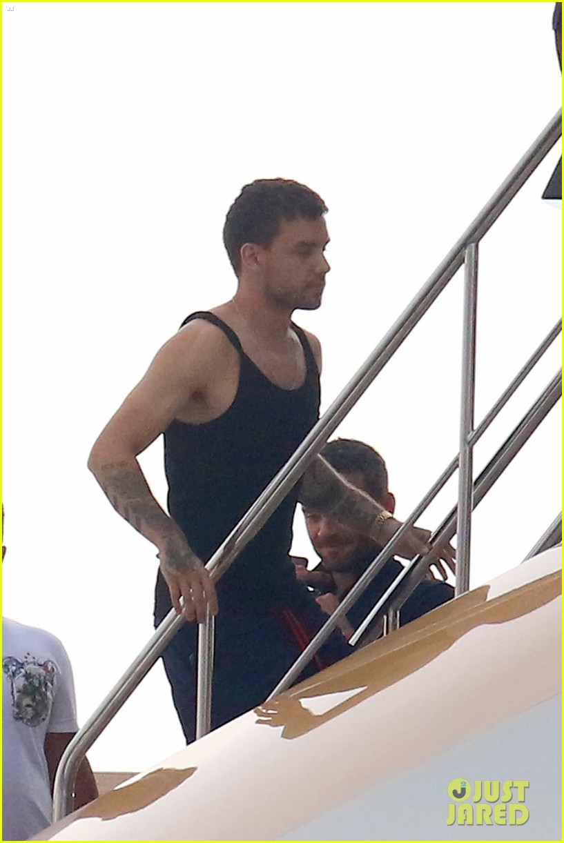 Full Sized Photo of liam payne dances works out while shirtless on a yacht 43 Liam Payne