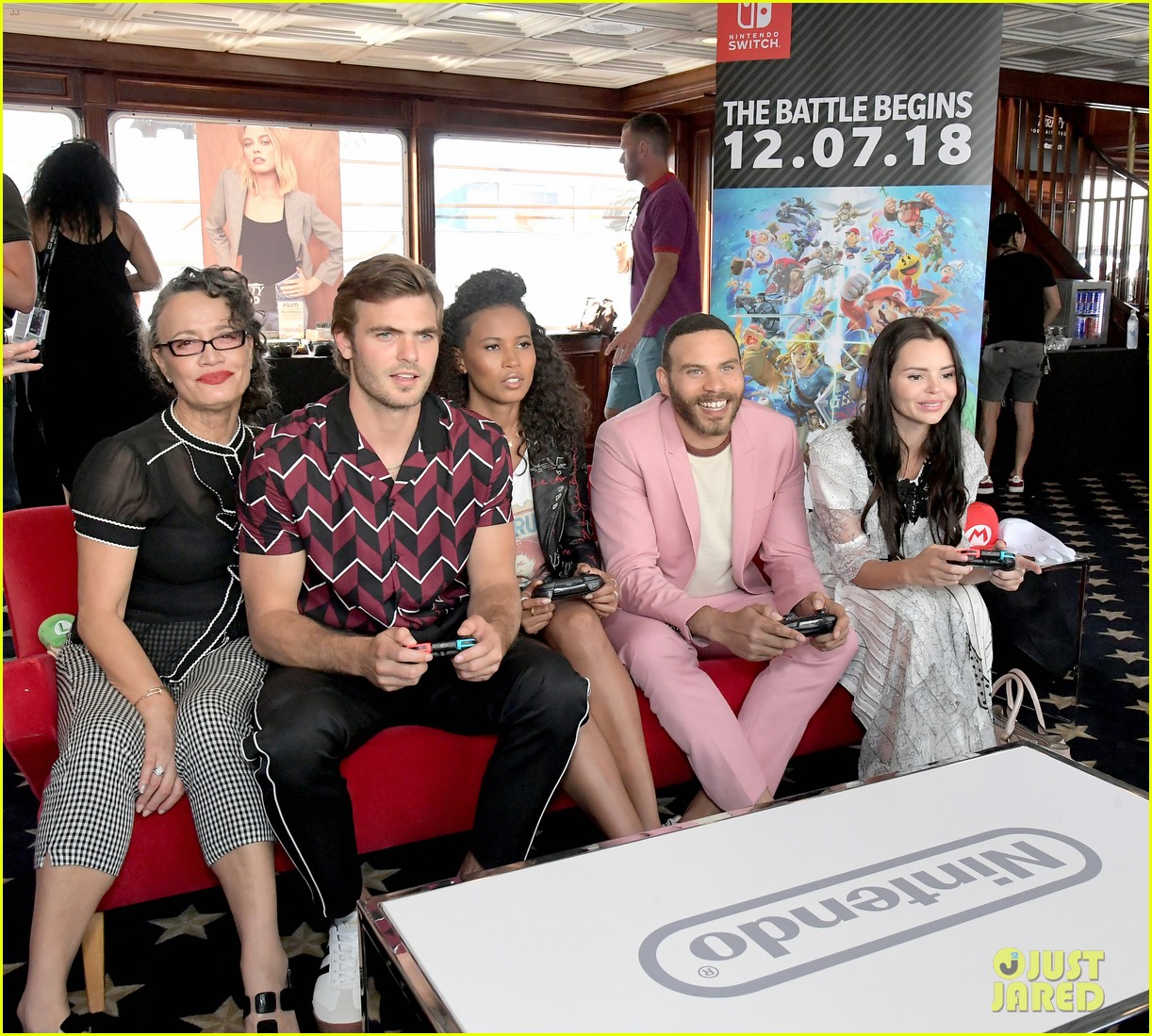 alex roe eline powell siren comic con 01