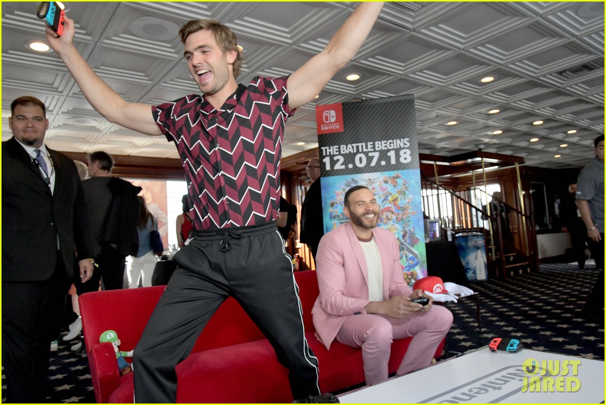 alex roe eline powell siren comic con 04