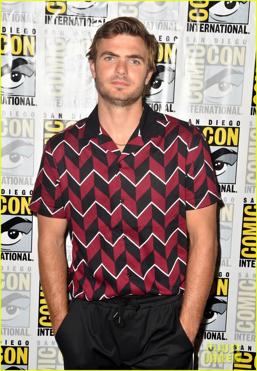 alex roe eline powell siren comic con 14