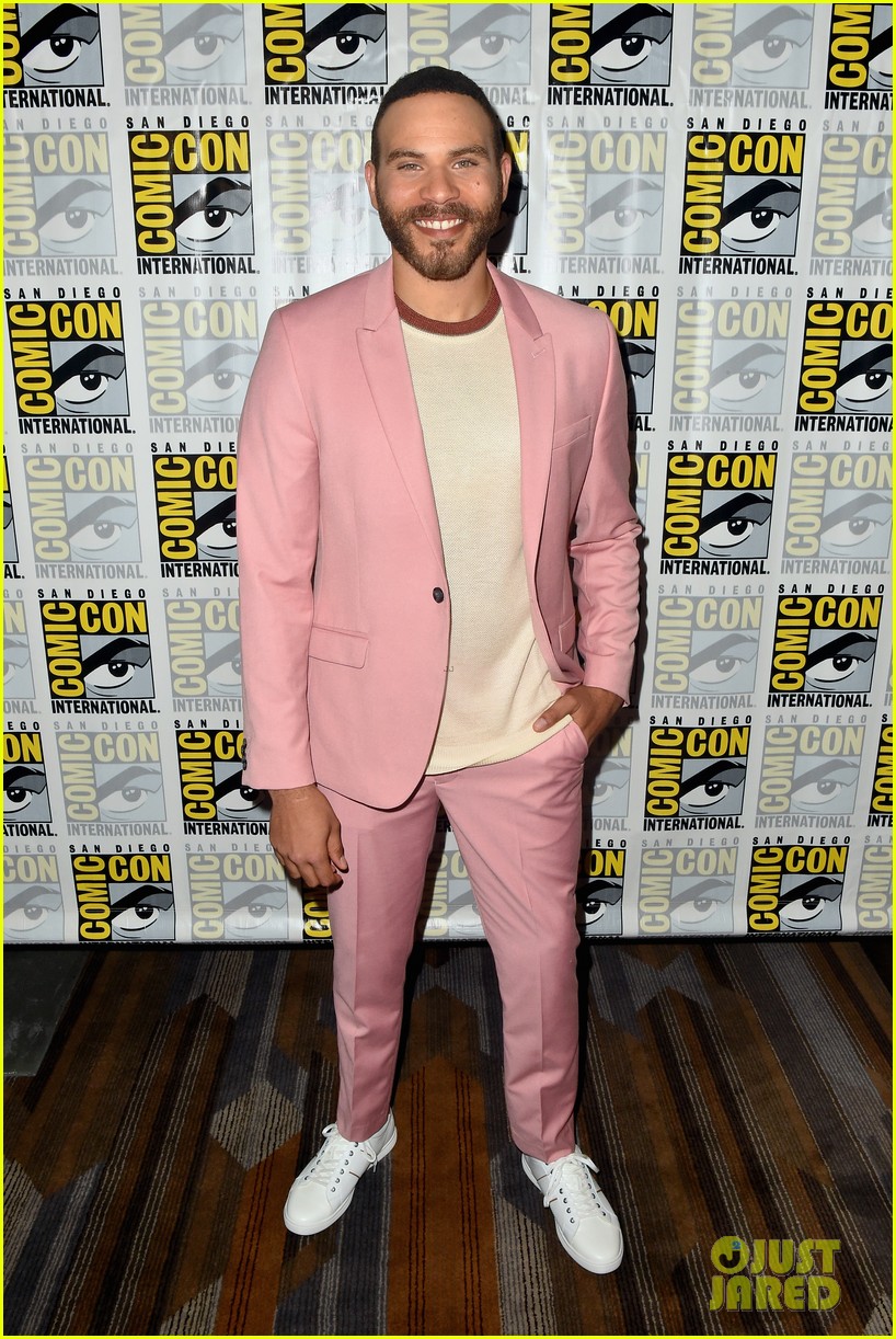 alex roe eline powell siren comic con 16