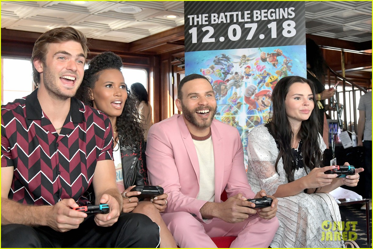 alex roe eline powell siren comic con 23