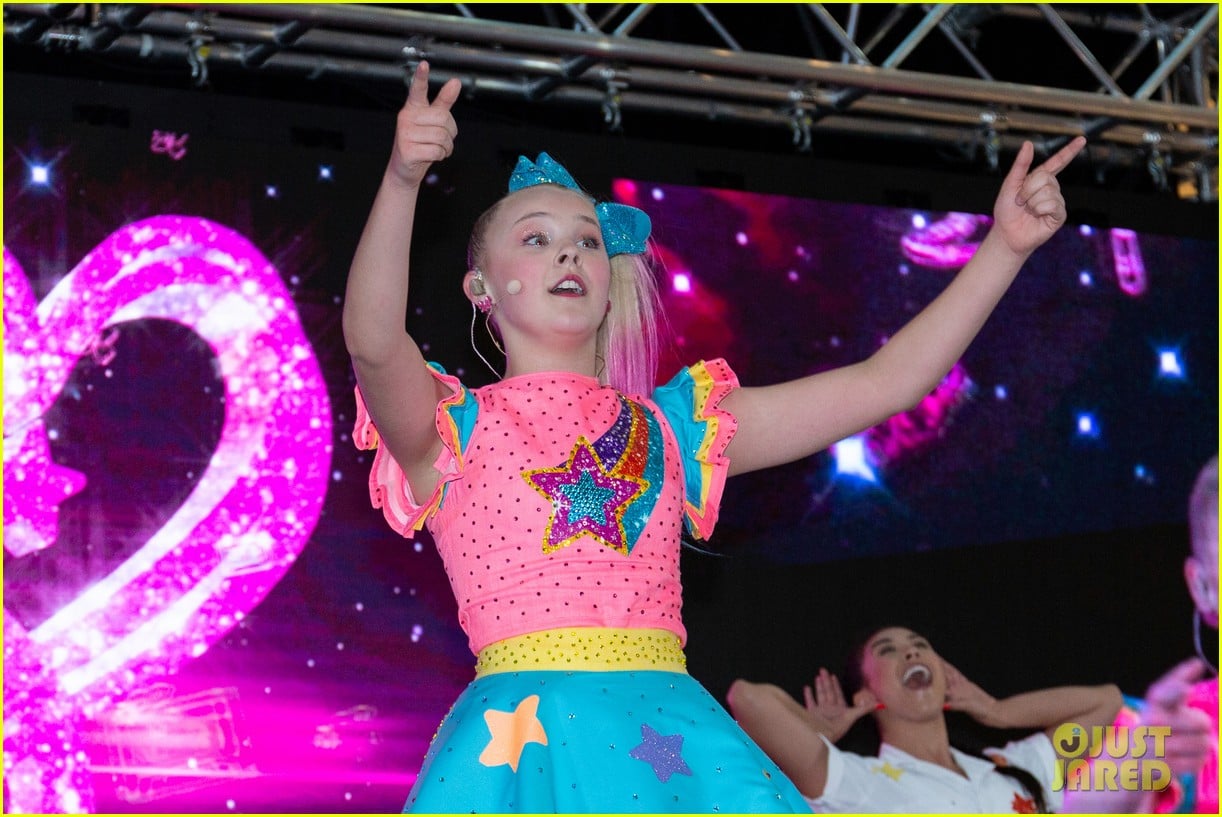 JoJo Siwa Fans Camp Out From 4am to Watch Her Sydney Concert! | Photo ...