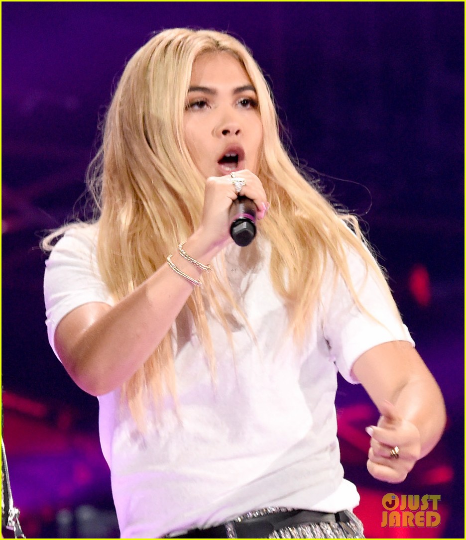 taylor swift hayley kiyoko special performance 02