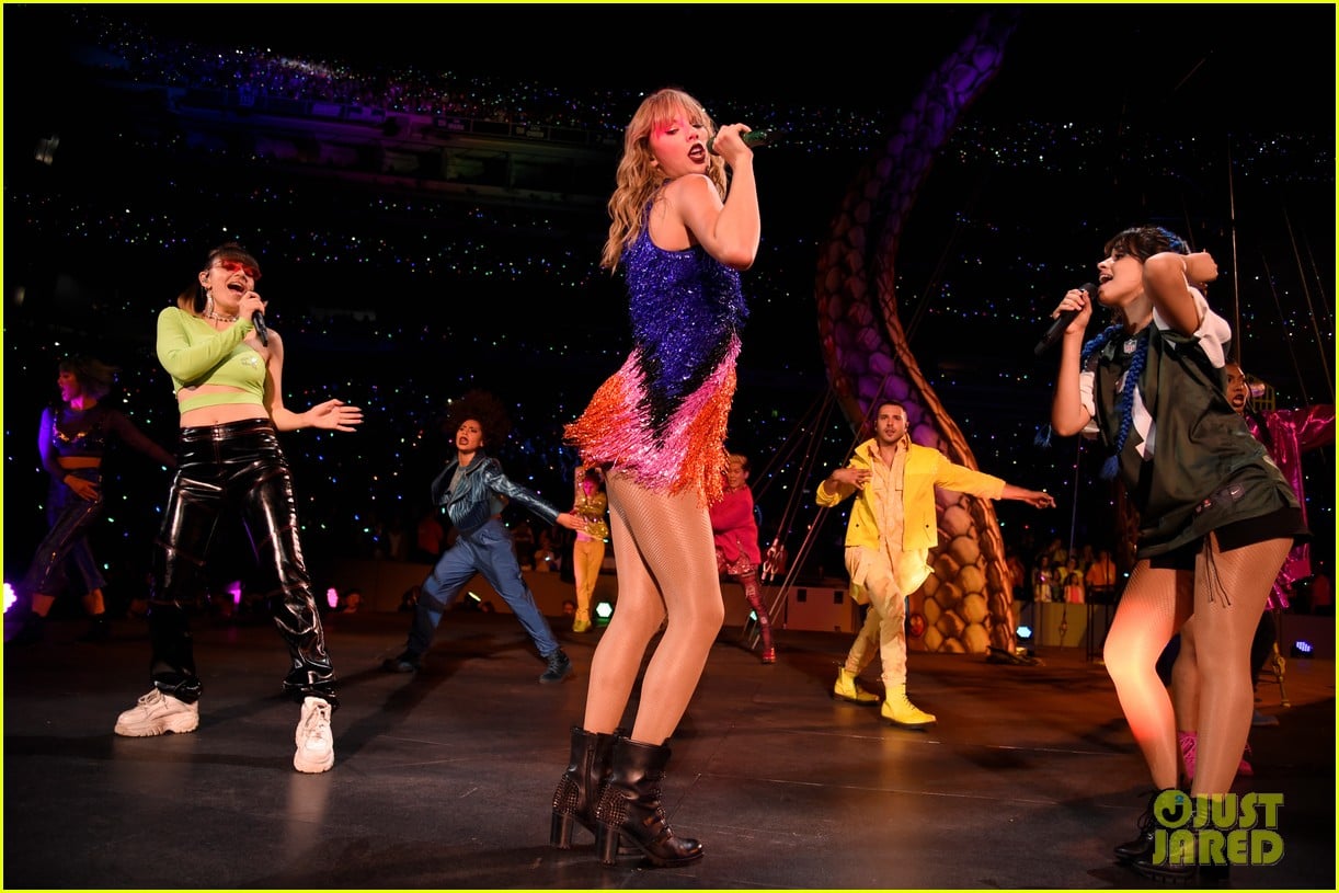 Full Sized Photo of taylor swift new jersey show 05 Taylor Swift Debuts a New Tour Costume in