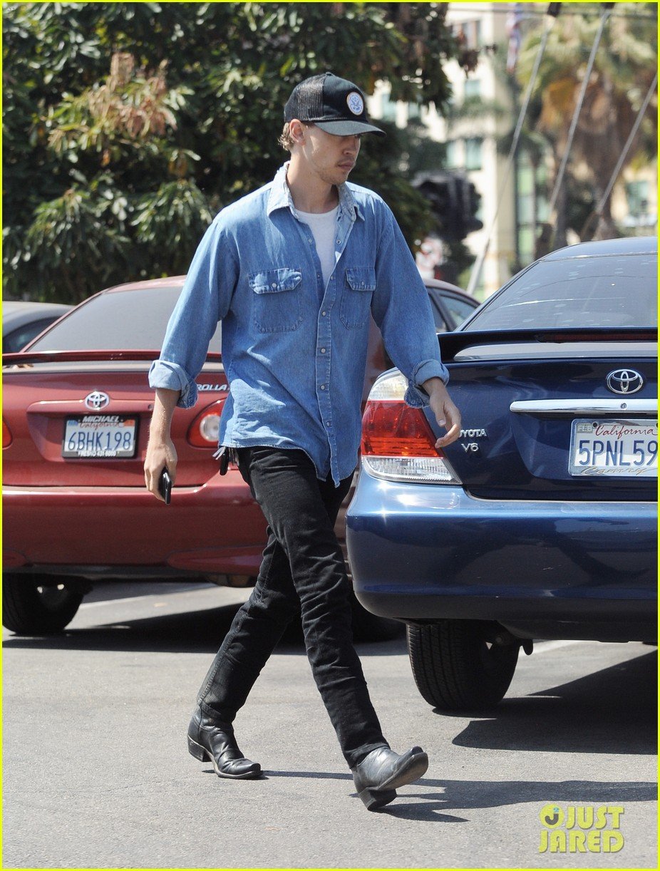 Vanessa Hudgens & BF Austin Butler Go on a Breakfast Date in Burbank ...