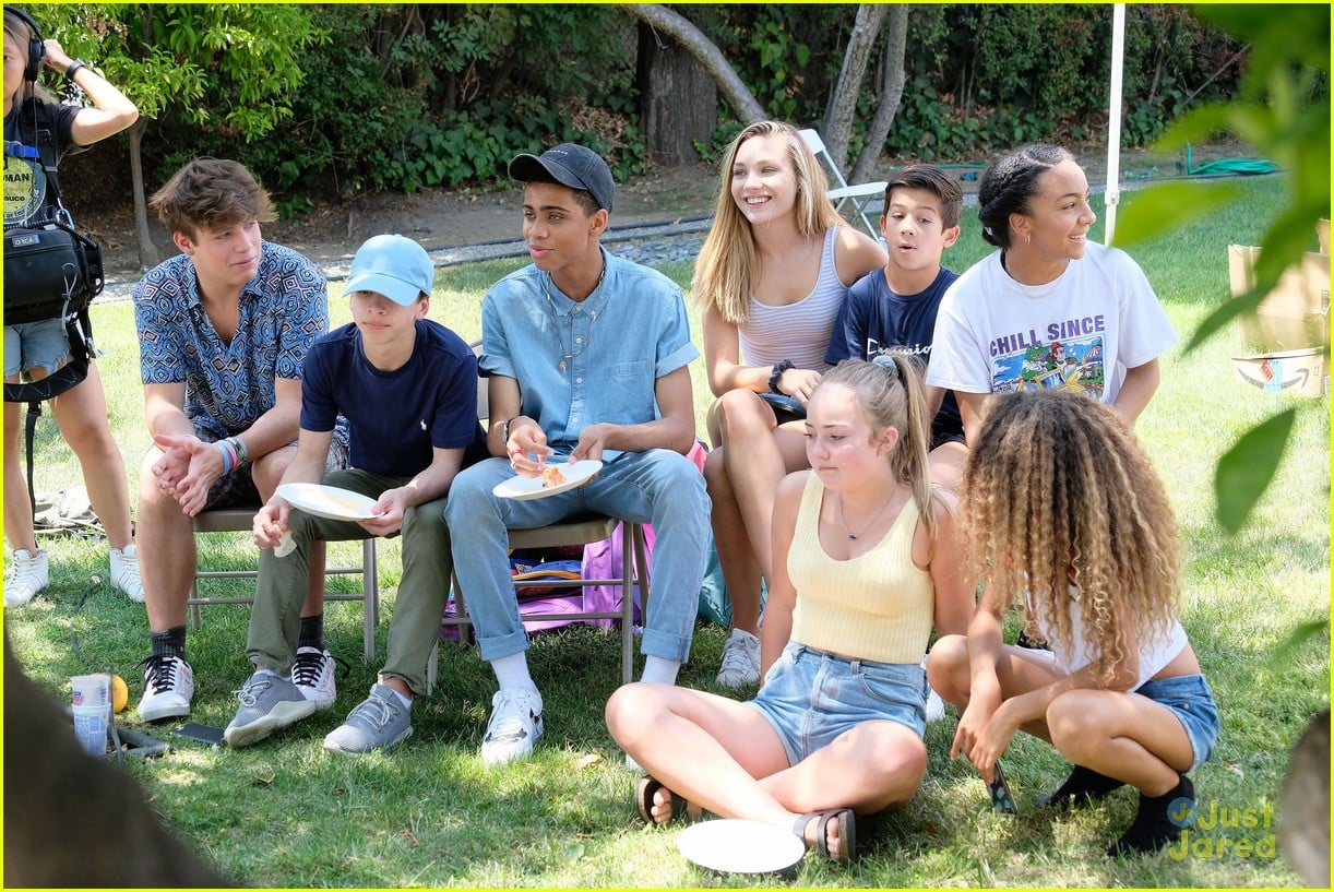 Maddie & Mackenzie Ziegler Pack 750 Backpacks For LA Foster Care Kids ...