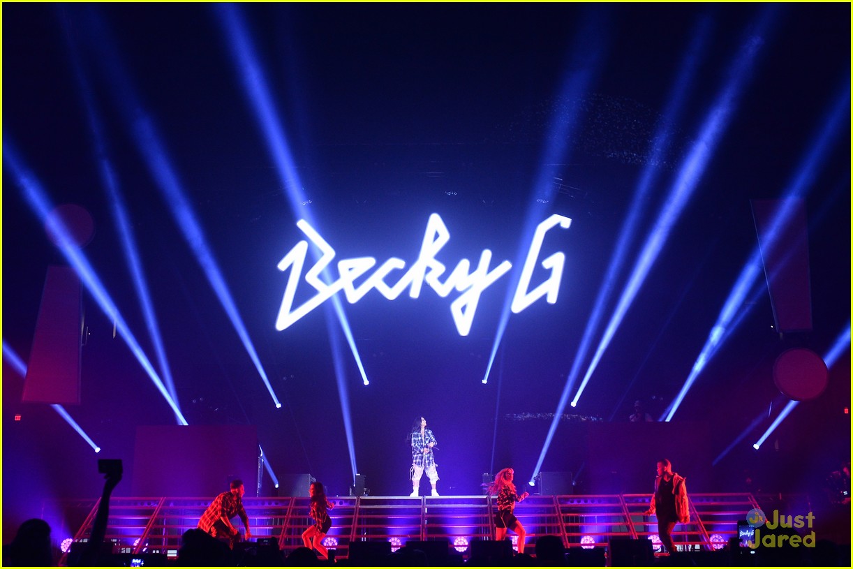 becky g message sin pajama vivo latino concert pics 02