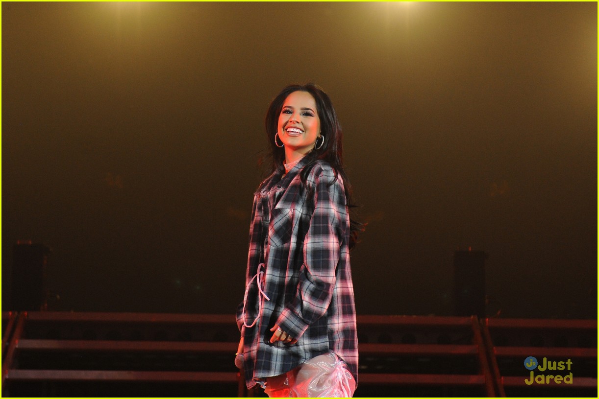 becky g message sin pajama vivo latino concert pics 03