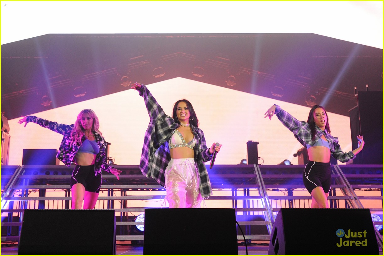 becky g message sin pajama vivo latino concert pics 06