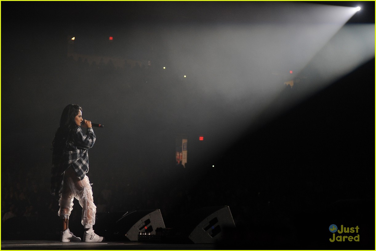 becky g message sin pajama vivo latino concert pics 09