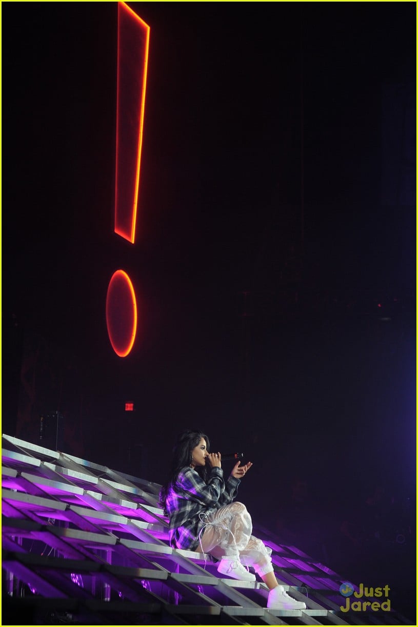 becky g message sin pajama vivo latino concert pics 12
