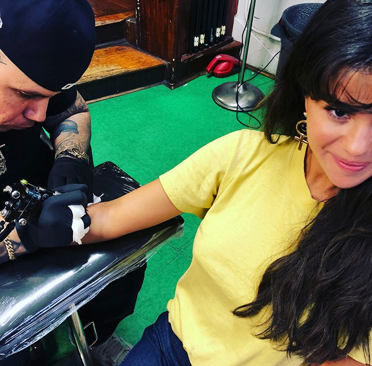 selena gomez gets matching tattoos with her four best friends 02