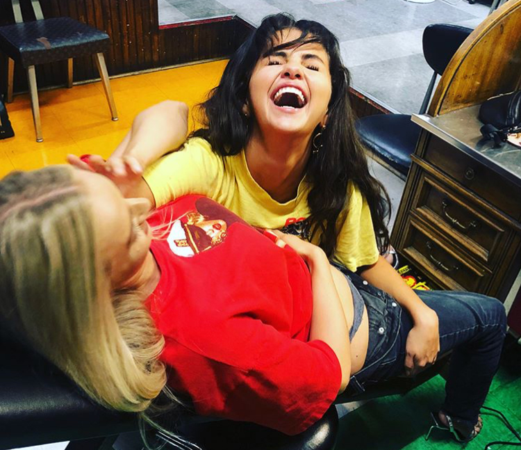 selena gomez gets matching tattoos with her four best friends 03