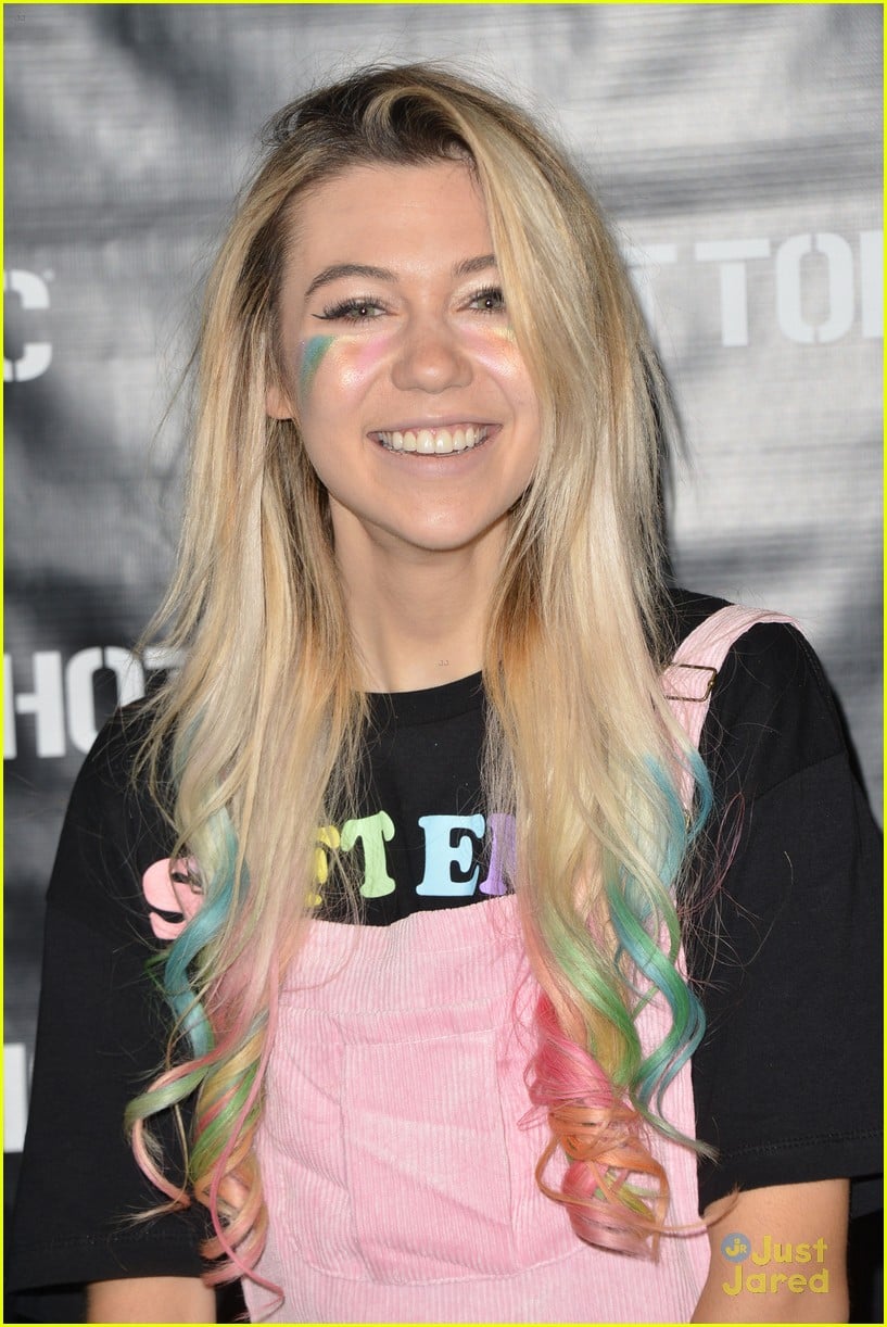 Jessie Paege Hosts Meet & Greet Event To Celebrate New Hot Topic ...