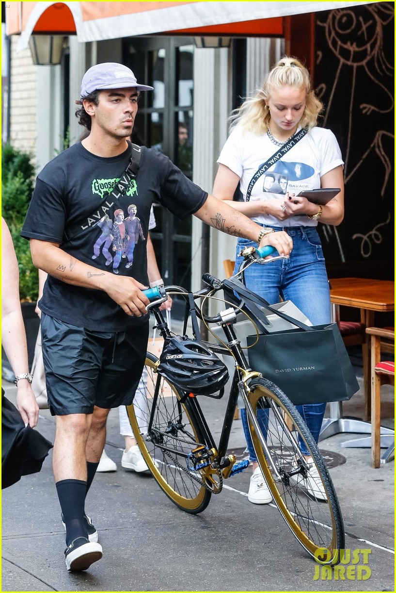 Joe Jonas & Sophie Turner Step Out In NYC With His Parents! | Photo ...