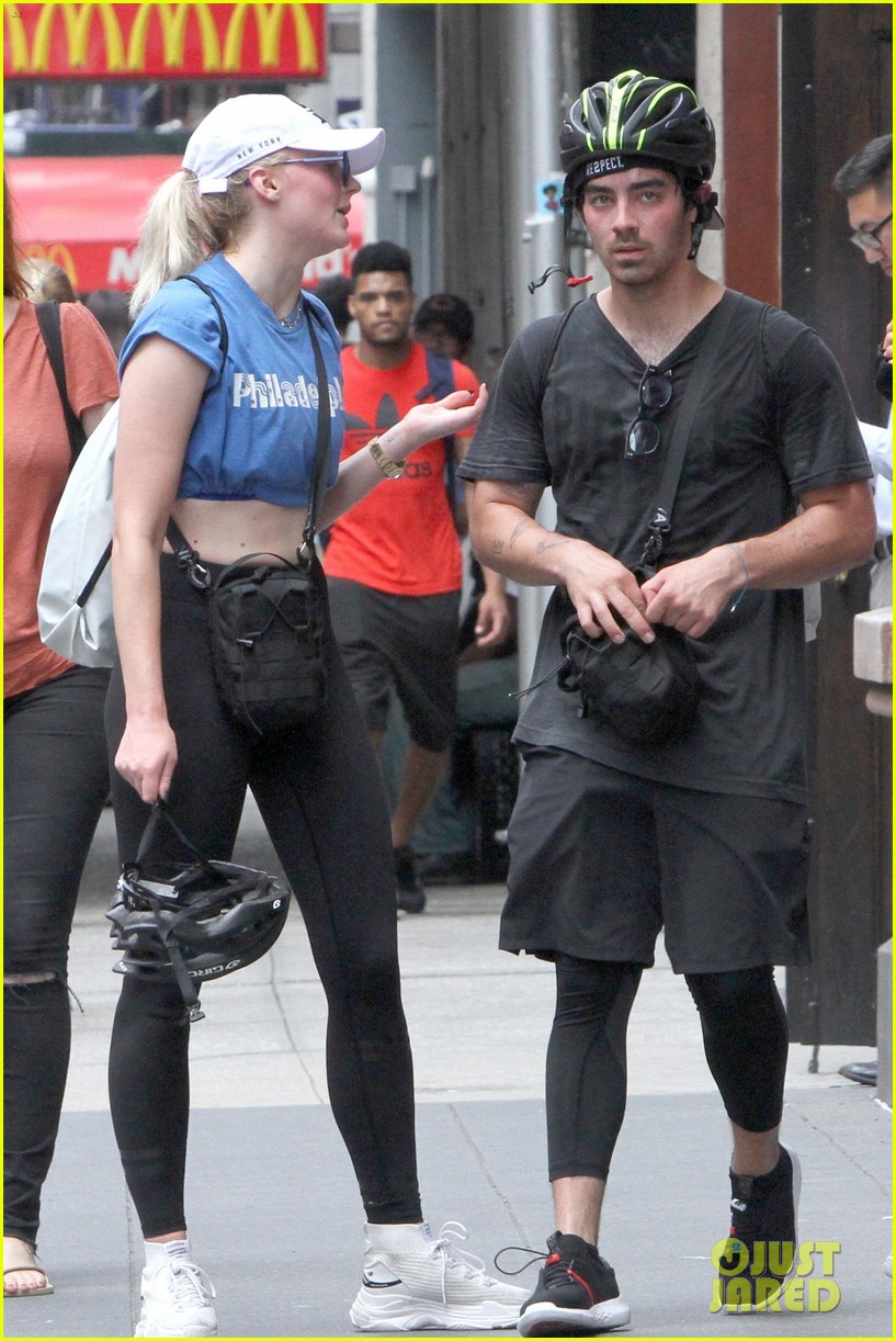 Joe Jonas Heads Out For A Bike Ride With Sophie Turner In Nyc Photo 1176269 Photo Gallery 