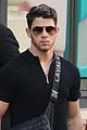 nick jonas lands in india with his parents 01