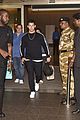 nick jonas lands in india with his parents 02