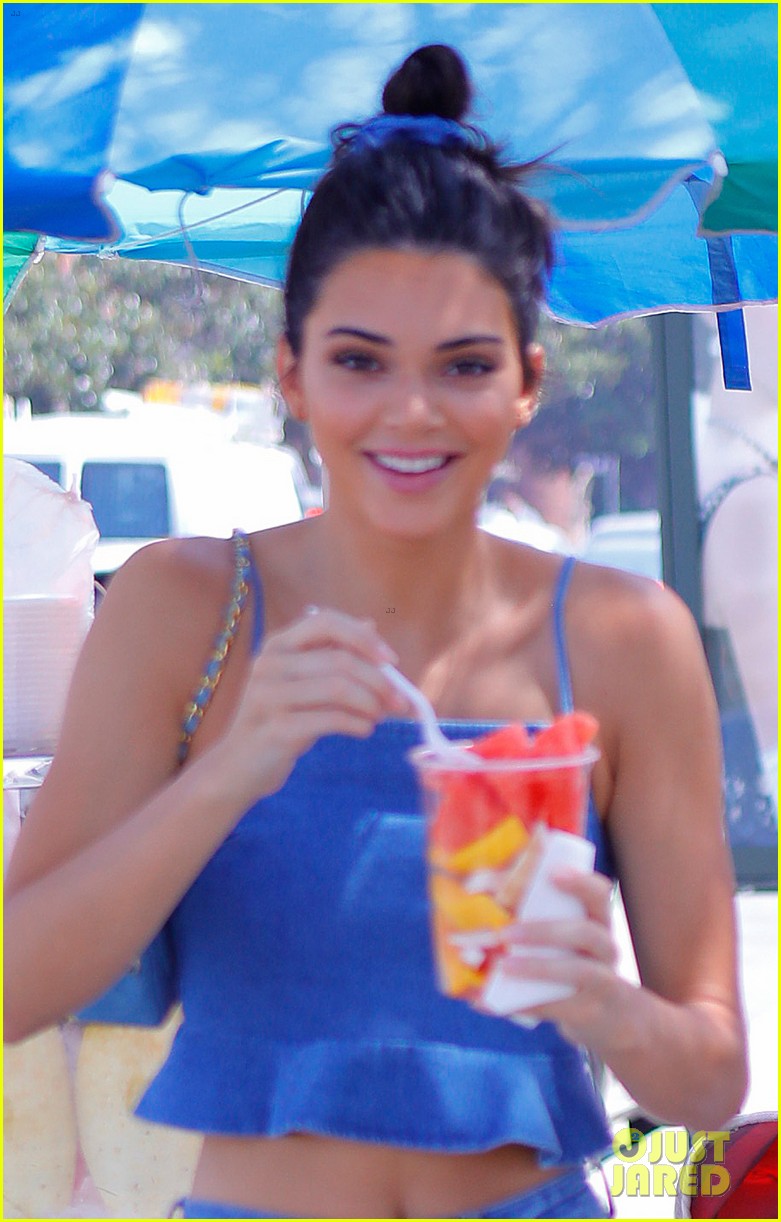 Kendall Jenner Hangs Out at the Park with Friends! Photo 1180520