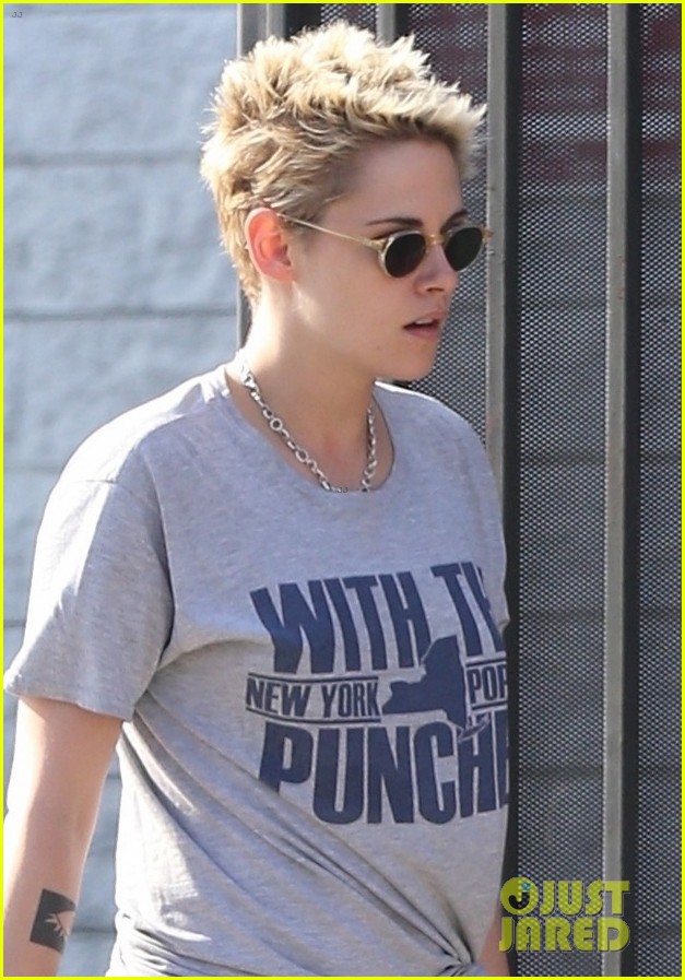 kristen stewart stella maxwell hold hands on date night 02