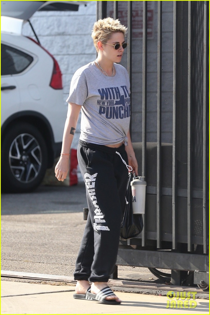 kristen stewart stella maxwell hold hands on date night 06