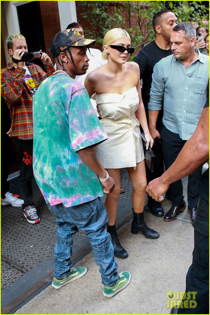 Full Sized Photo Of Kylie Jenner Gives Travis Scott A Kiss Goodbye In Nyc 25 Kylie Jenner 