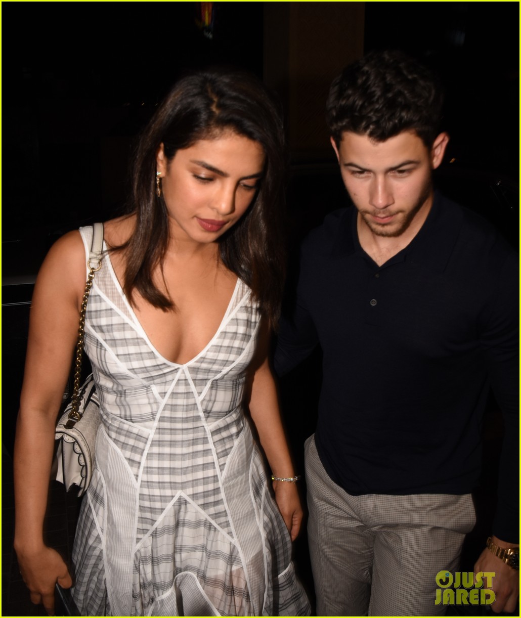Nick Jonas & Priyanka Chopra Introduce Their Parents in India! Photo