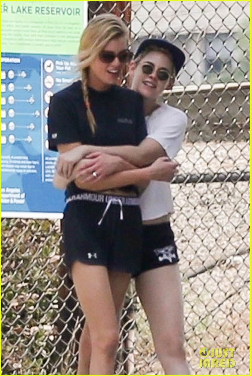 kristen stewart stella maxwell hike 06