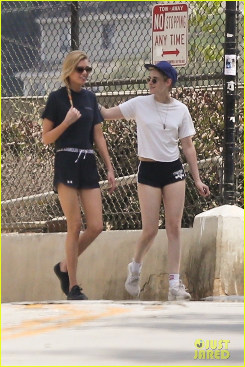 kristen stewart stella maxwell hike 16