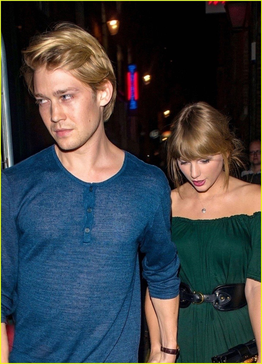 Taylor Swift & BF Joe Alwyn Look So Cute Together While on a Dinner