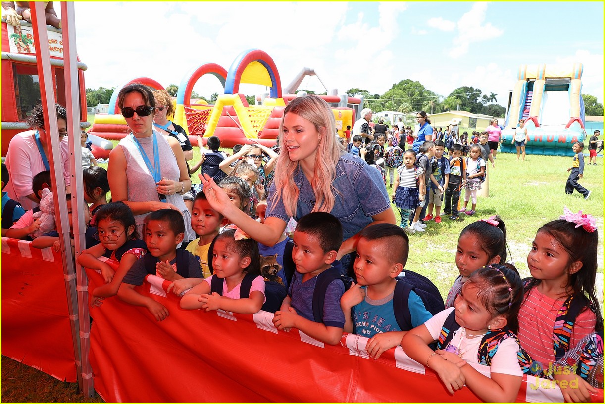 Witney Carson Got So Many Hugs During The Blessings In A Backpack