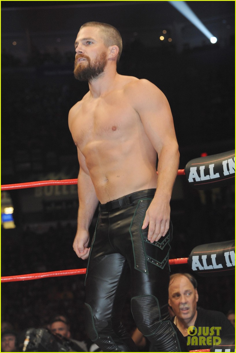 Arrows Stephen Amell Looks Like A Real Life Superhero In The Wrestling Ring Photo 1182280 9498