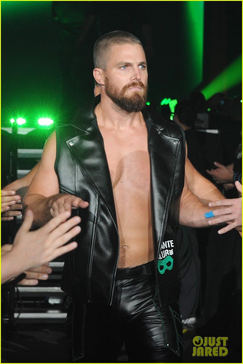 Arrow S Stephen Amell Looks Like A Real Life Superhero In The Wrestling Ring Photo 1182289 Shirtless Stephen Amell Pictures Just Jared Jr